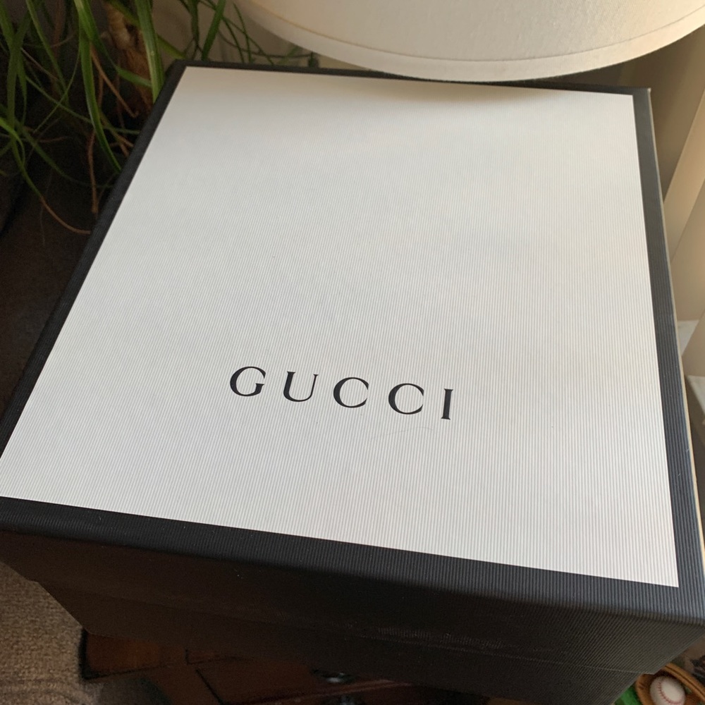 ⛔️SOLD⛔️Authentic GUCCI Leopard Faux fur turns - Picture 7 of 8